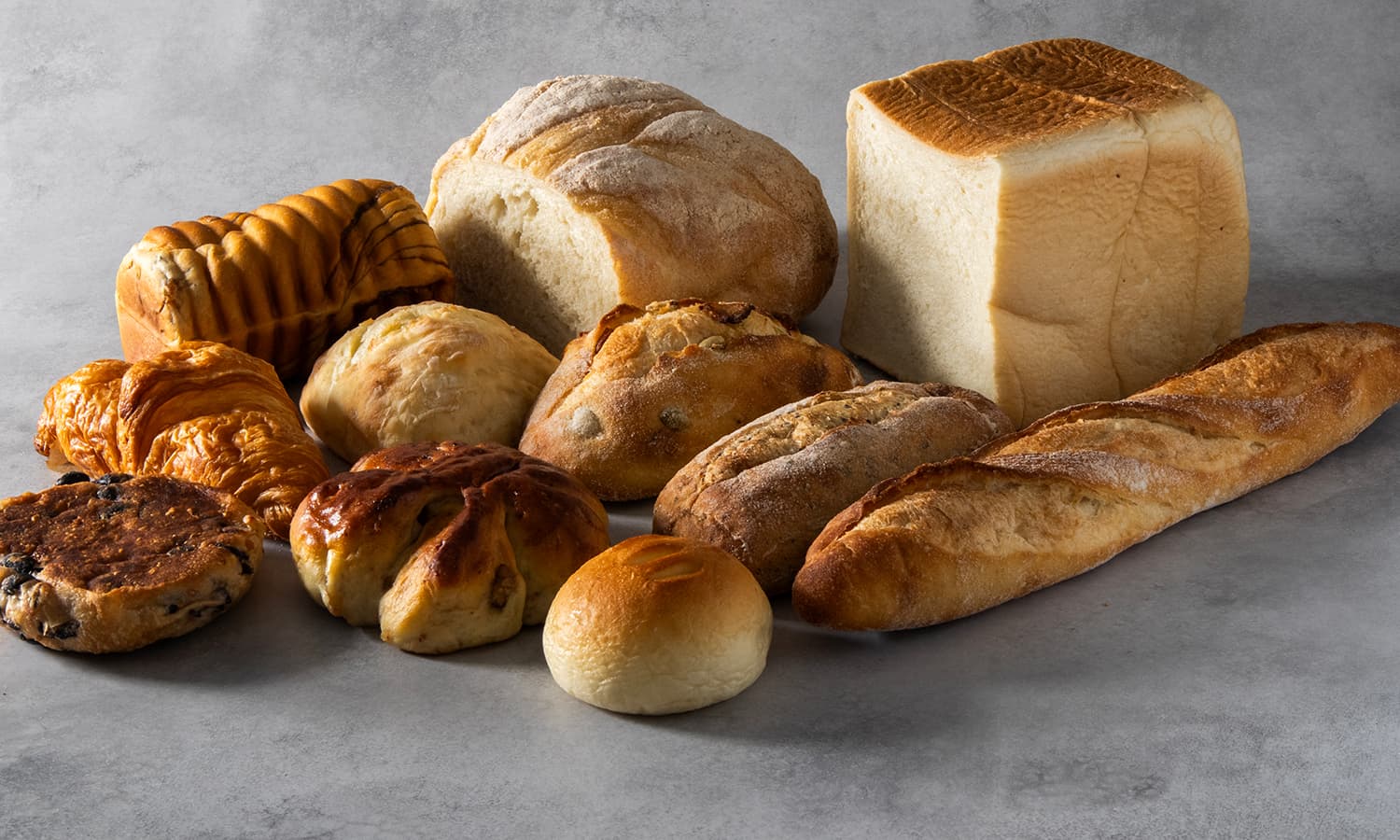 満寿屋商店の数々のパン