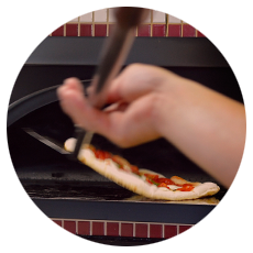 窯で焼き上げられるピッツァ