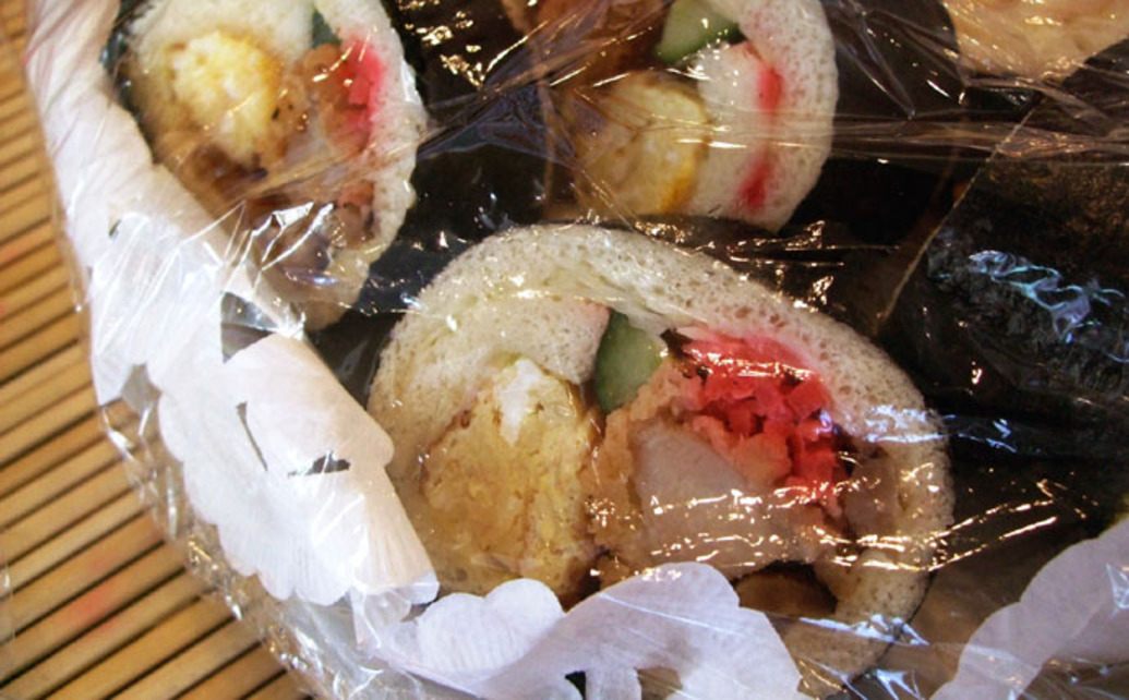  	ボヌールマスヤでは、2月3日(金)節分限定で「恵方巻きロール(1本550円/半分275円)」を販売。チキン・玉子・かんぴょう・椎茸・紅しょうが・キュウリ・キャベツを、食パンと海苔で巻いた太巻き風パ...