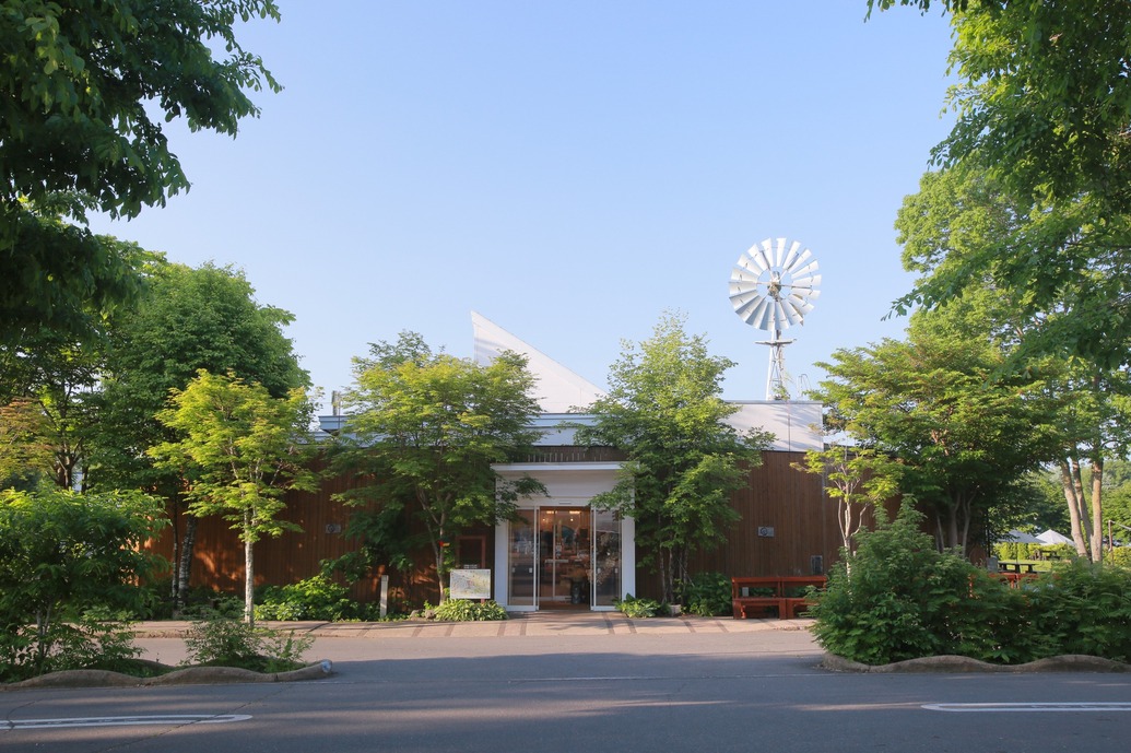  	2025年夏より建設を進め、2025年12月完成しておりました「麦音馬牧場（仮称）」につきまして、このたび正式名称およびオープン日が決定いたしました。 	名称：麦音ホースパーク　馬と小麦の丘 	オ...