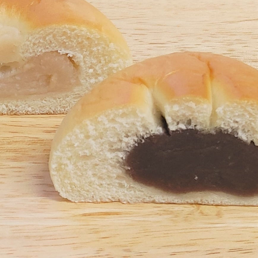 右:おぐらあんぱん(あま酒菓子パン)