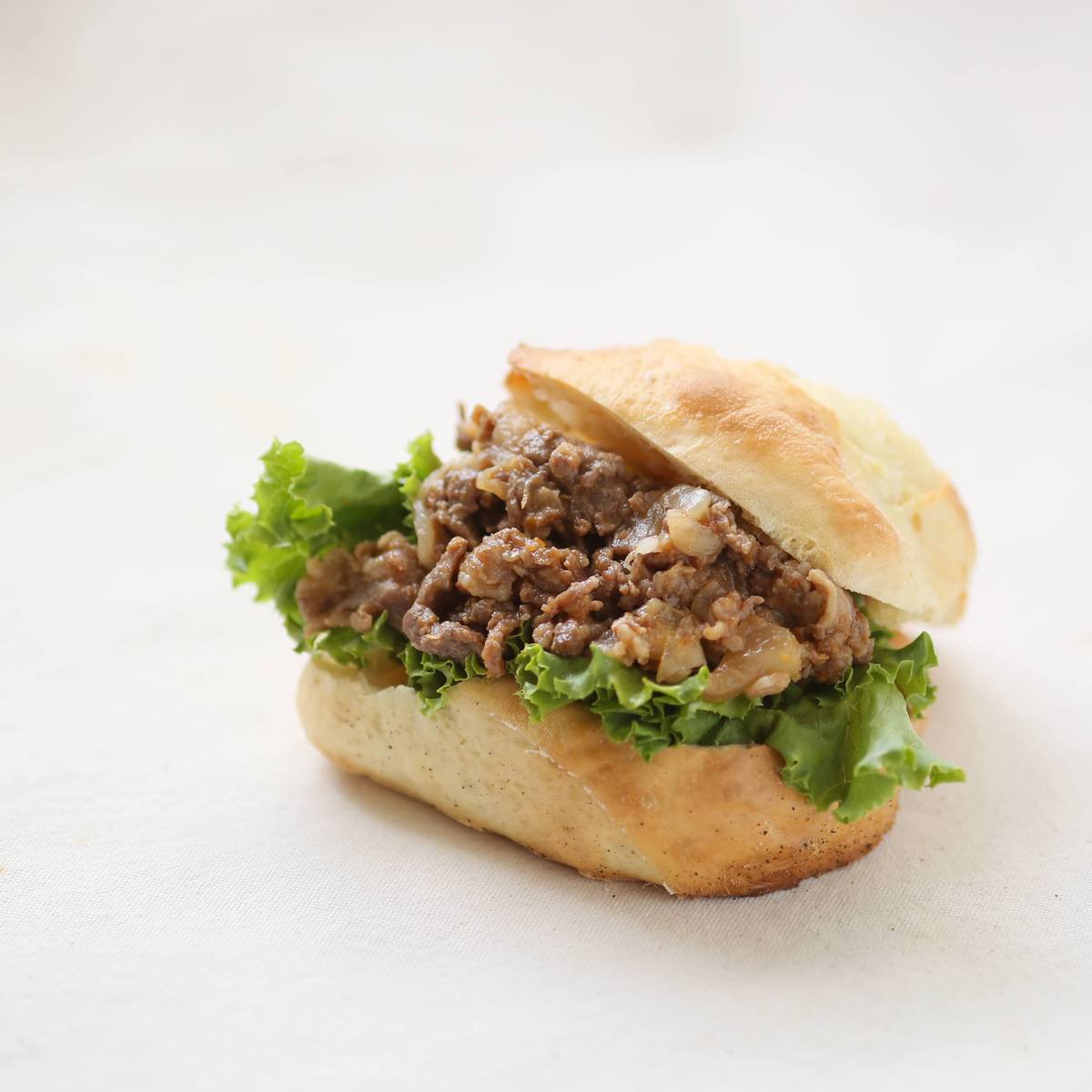 食べ方例:肉を挟んでボリューミーなバーガー風 ※商品に食材は含まれておりません